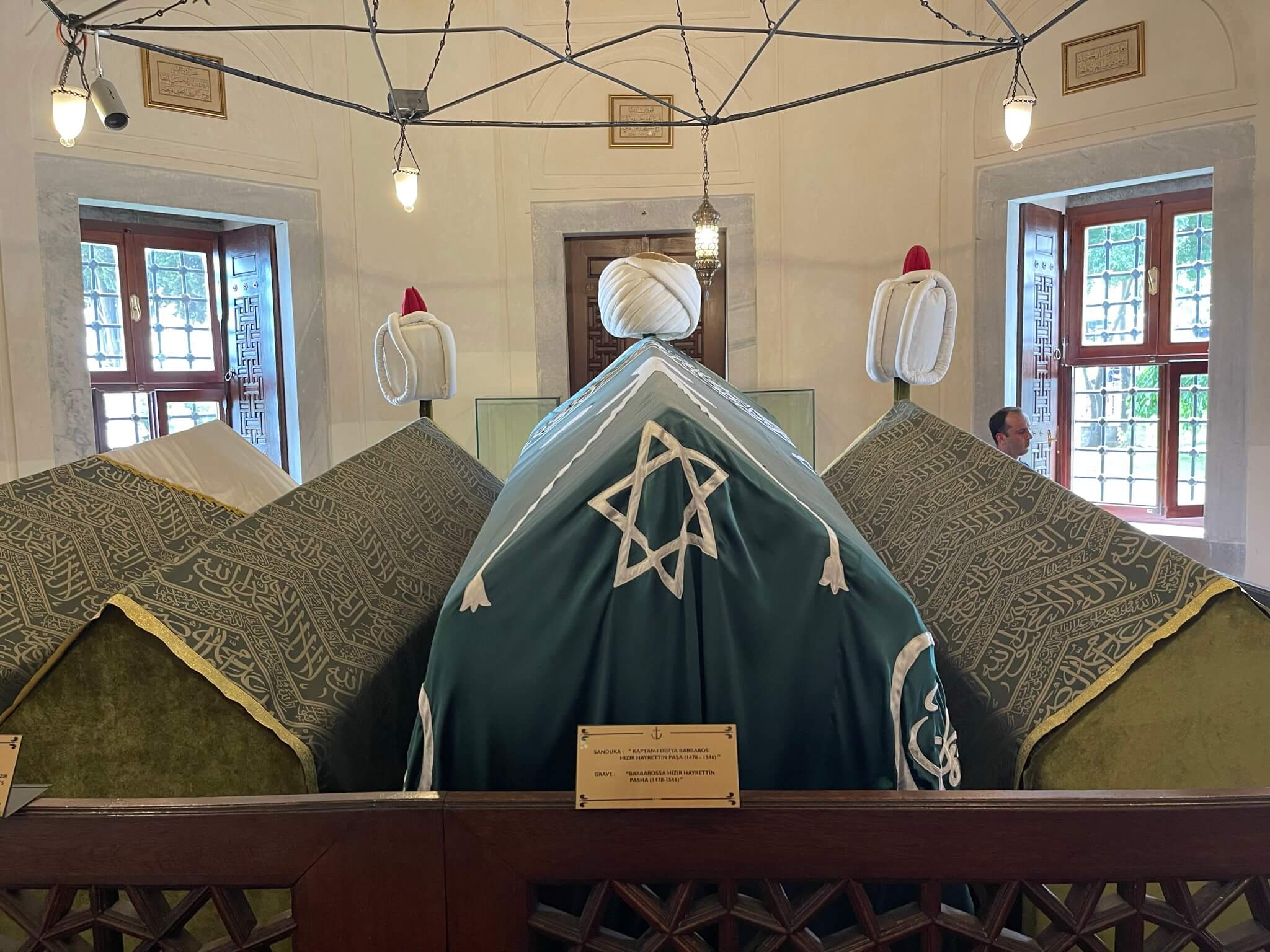 Barbaros Hayreddin Paşa Türbesi iç görünüm — kubbe süslemeleri ve sandukalar