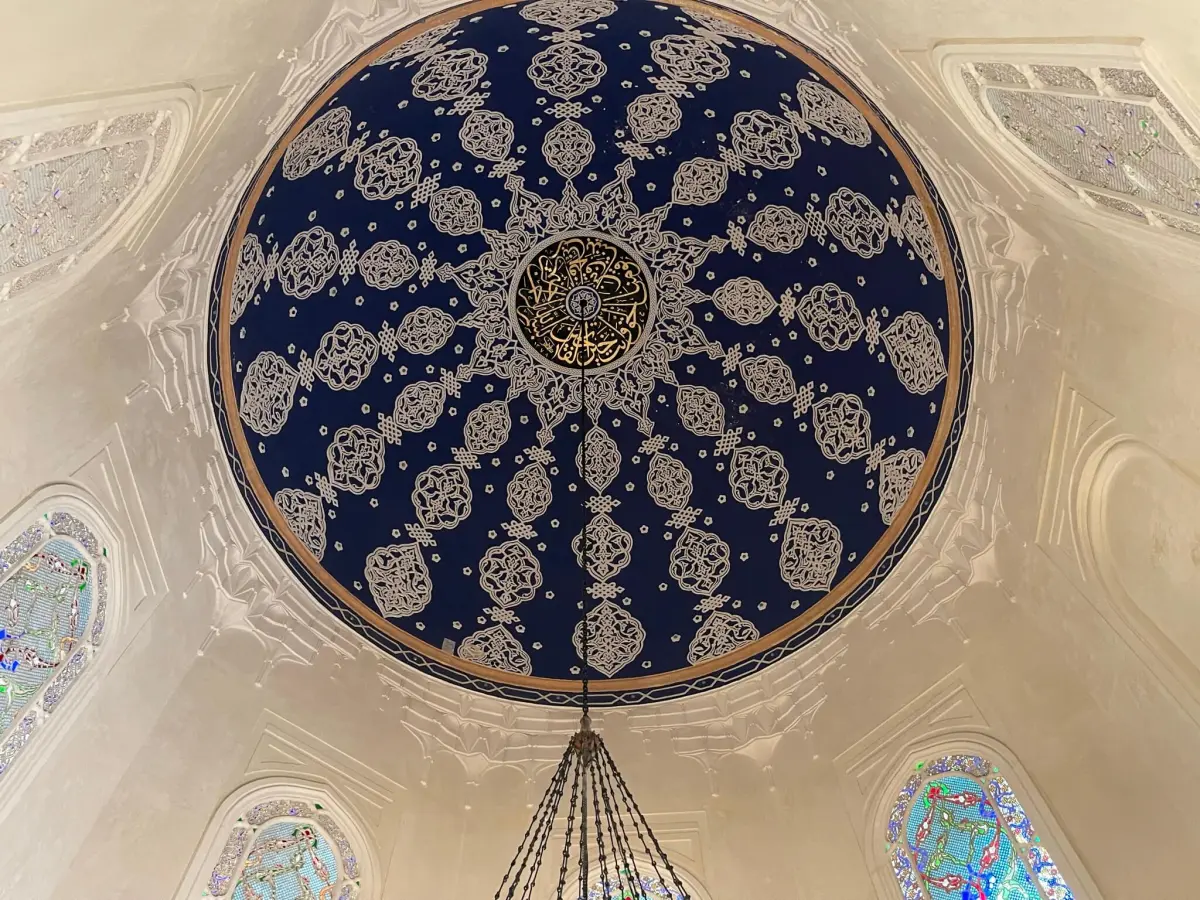 تربة بربروس خير الدين باشا في بشكطاش، إسطنبول — مبنى أثري عثماني بقبة رصاصية ومخطط مثمّن